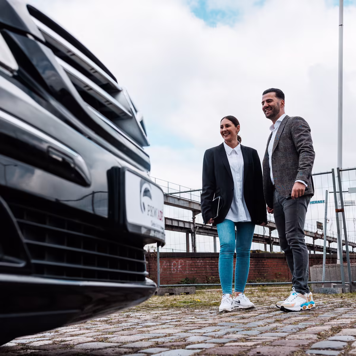Kathrin und Gökhan vor einem Transporter