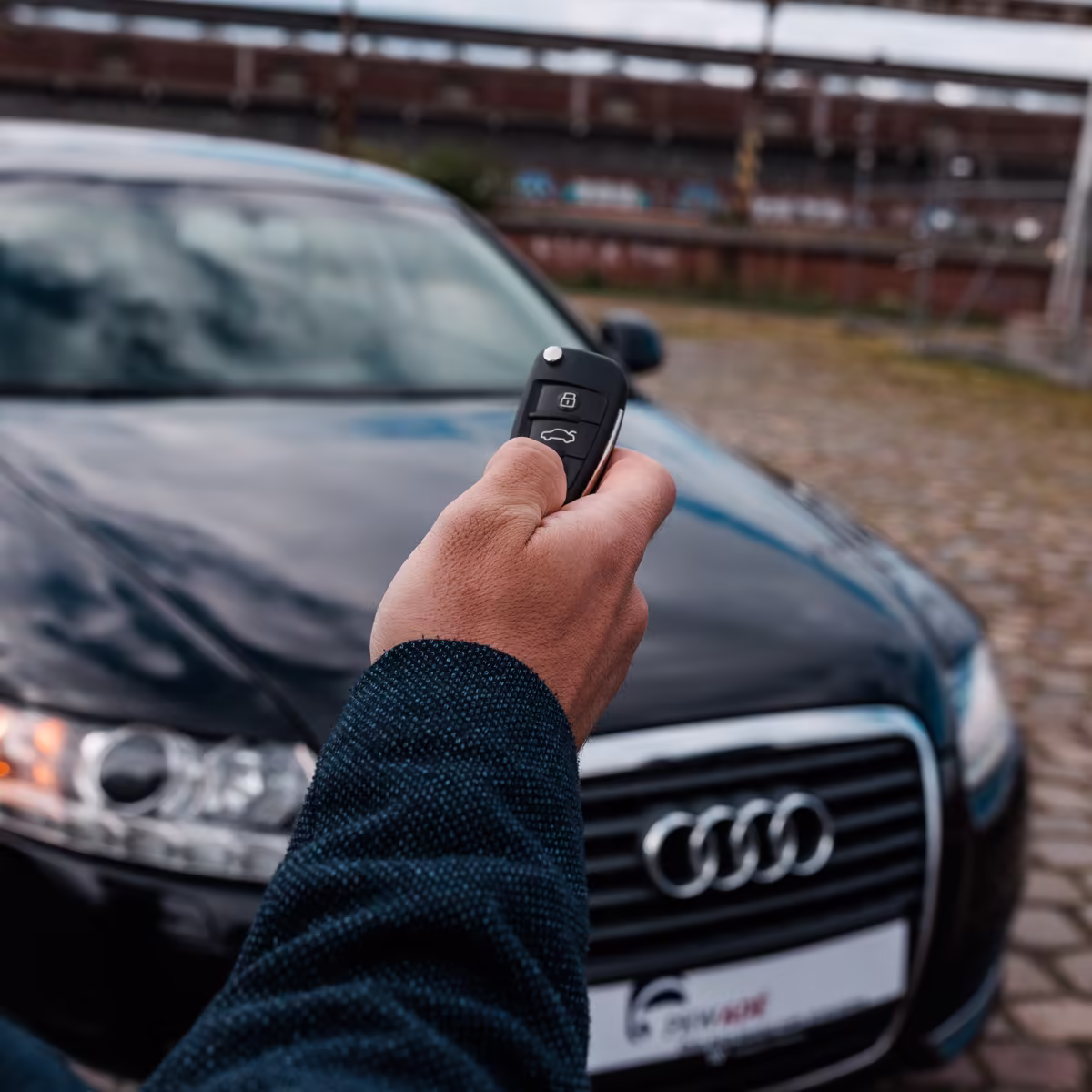 Schlüsselübergabe vor einem Audi
